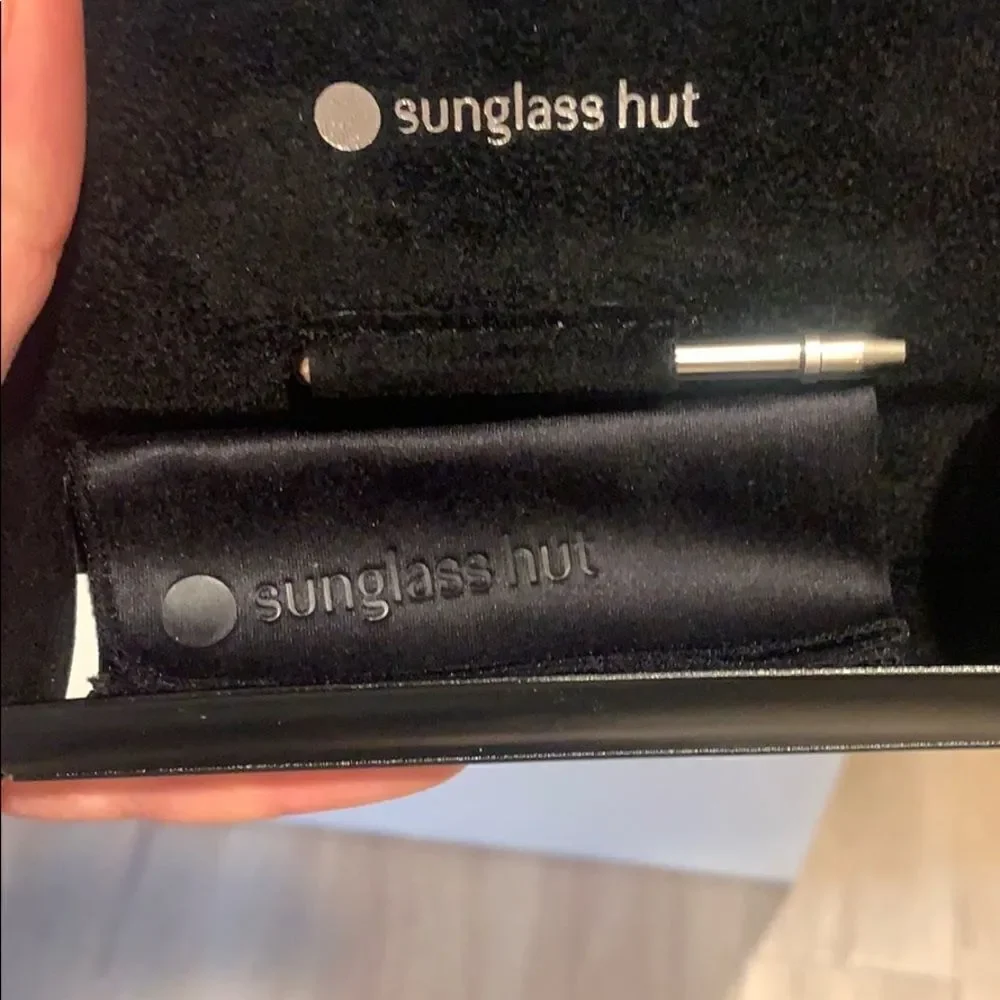 🎉1 hr sale 🎉Sunglasses hut box/cloth
